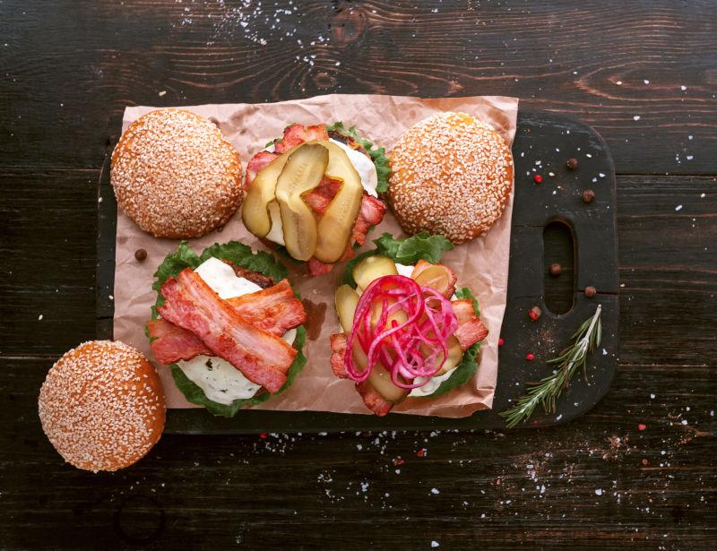 汉堡包和配料在桌子上