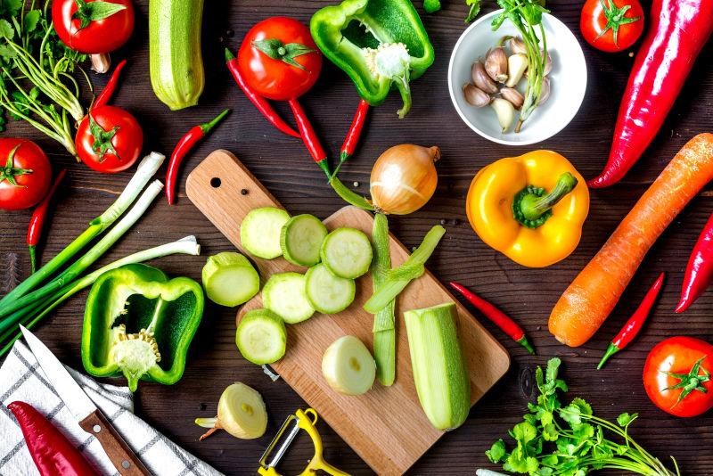 木制背景的蔬菜炖菜配料