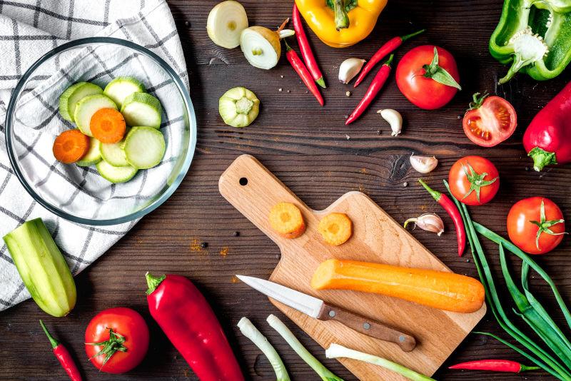 木制背景下新鲜的蔬菜炖菜配料