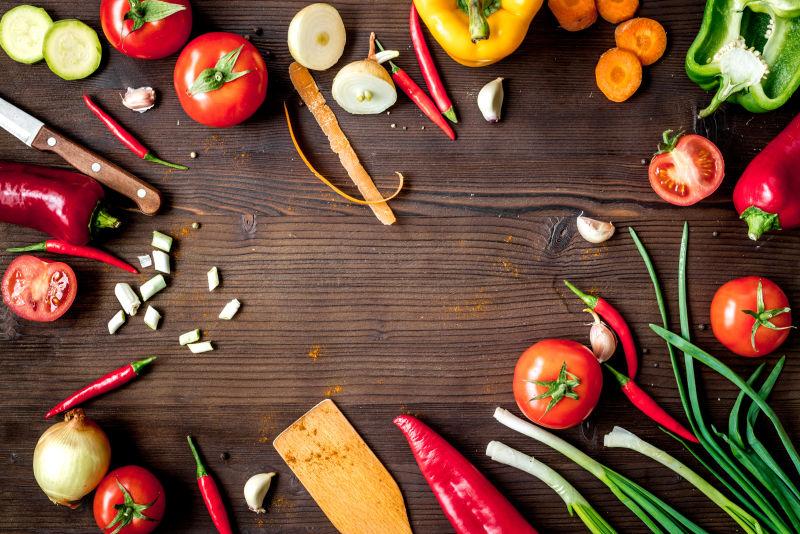 木制背景的新鲜的蔬菜炖菜配料