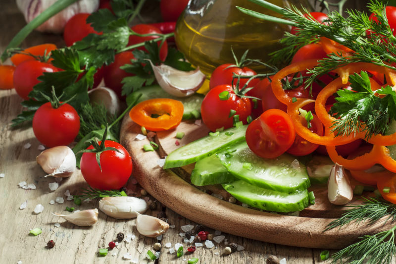 木桌上的蔬菜被切成片状