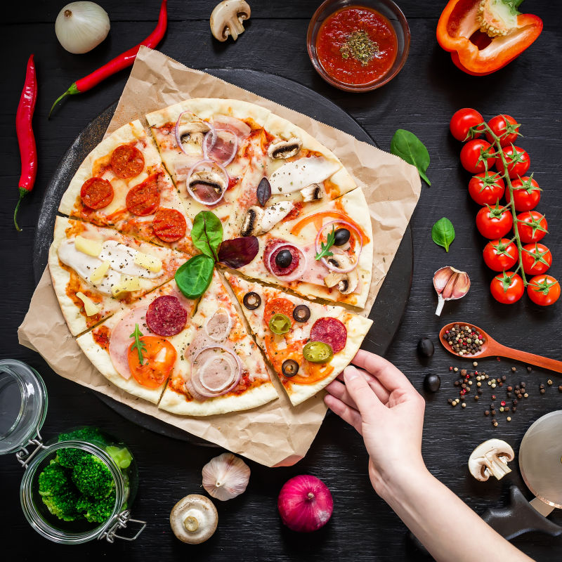 伸手拿美味的披萨饼