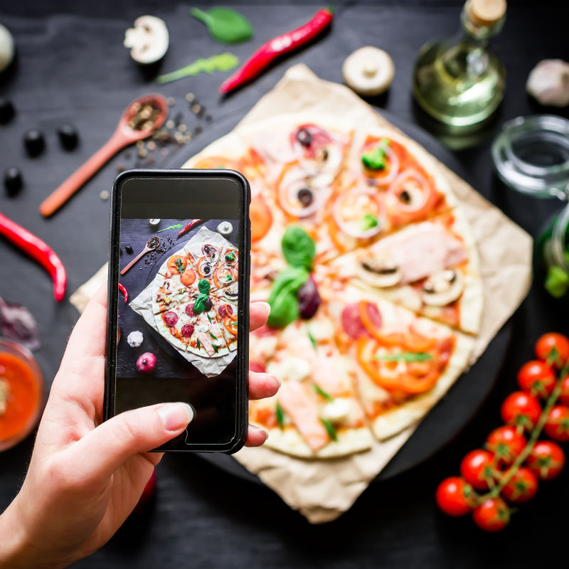 吃披萨饼之前先拍照