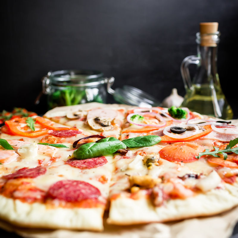 一份美味的意大利蔬菜披萨饼