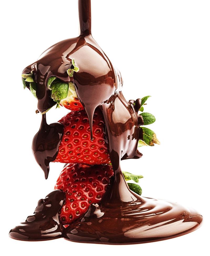 白色背景上的巧克力酱和草莓