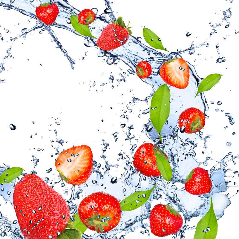 白色背景前的水和草莓