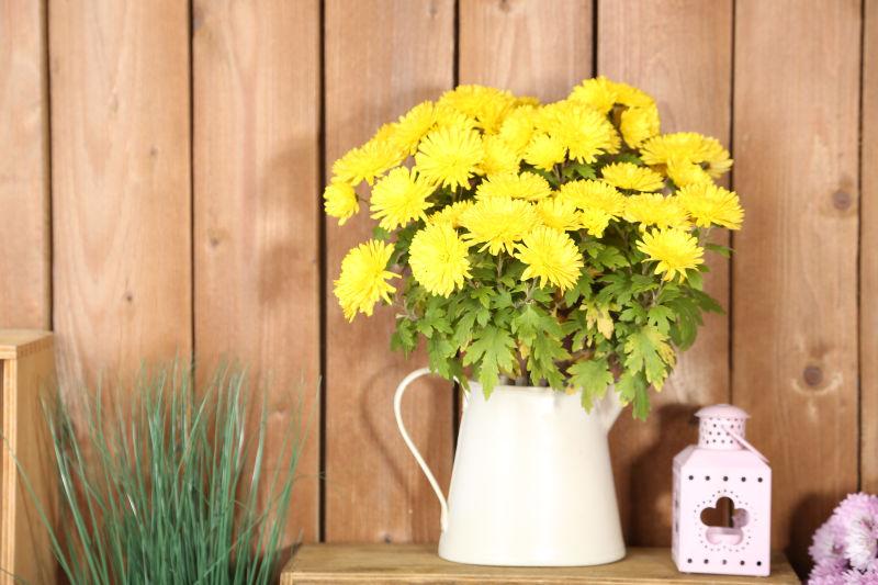 木壁背景花瓶里的花