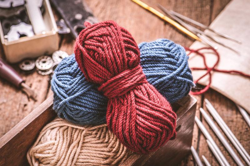 各种颜色的线团