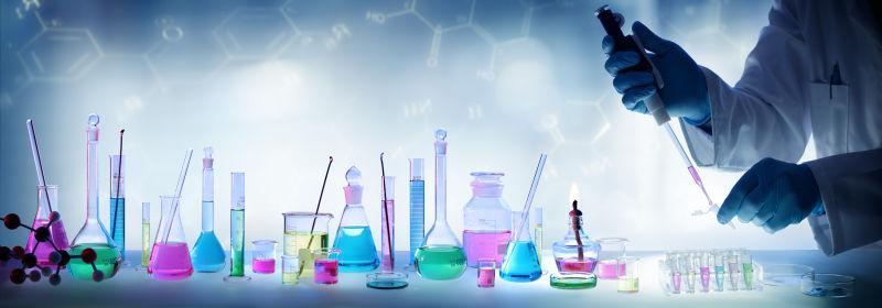 盛放着各种颜色液体的玻璃器皿