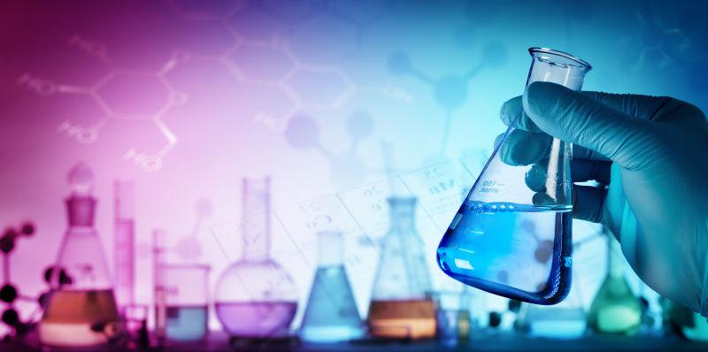 红与蓝背景下的实验室里装着蓝色液体的玻璃器皿