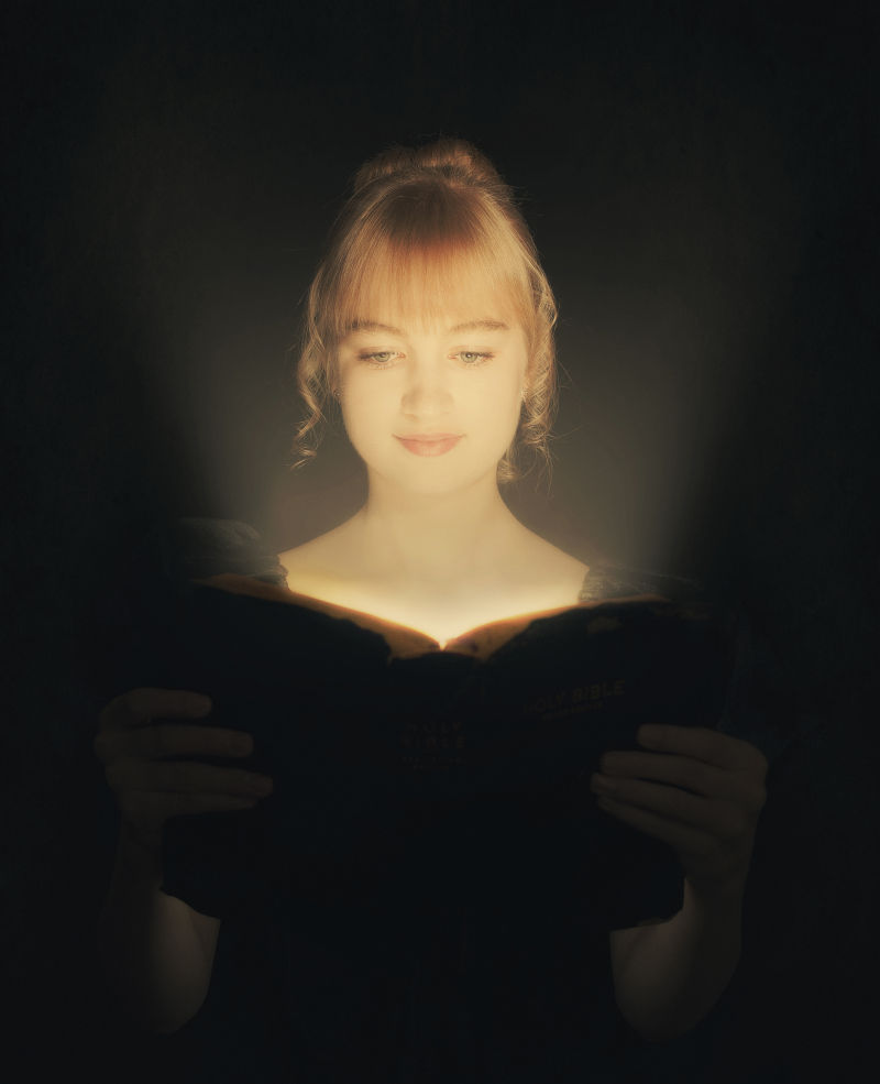 女孩在阅读圣经