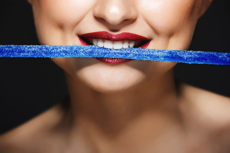 女孩嘴里叼着糖果的特写镜头