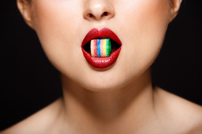 性感女人红唇和糖果