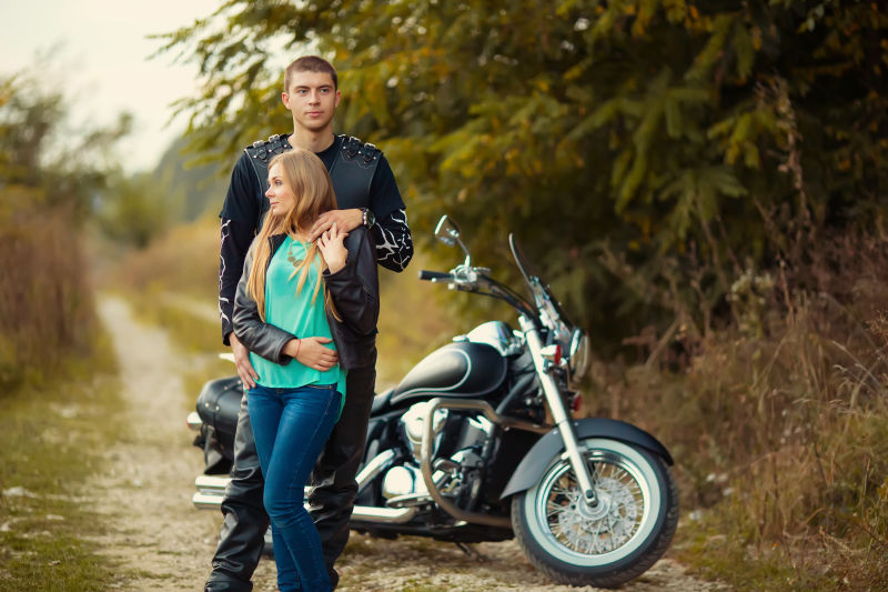 年轻夫妇骑着帅气的摩托车