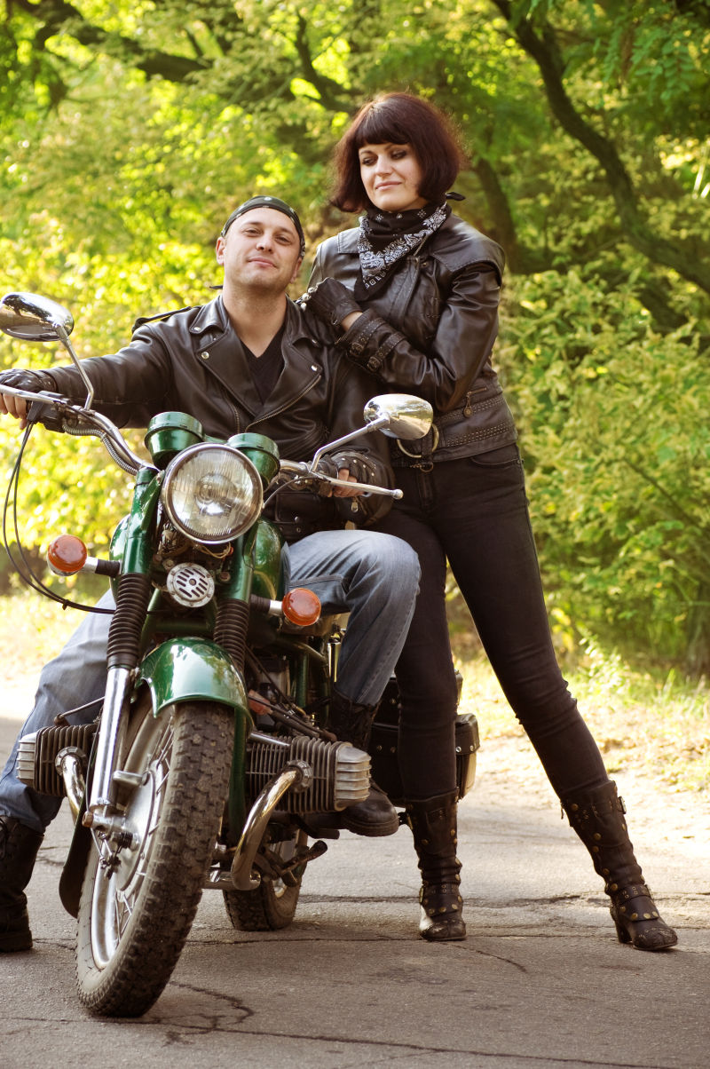 一对情侣骑着摩托车
