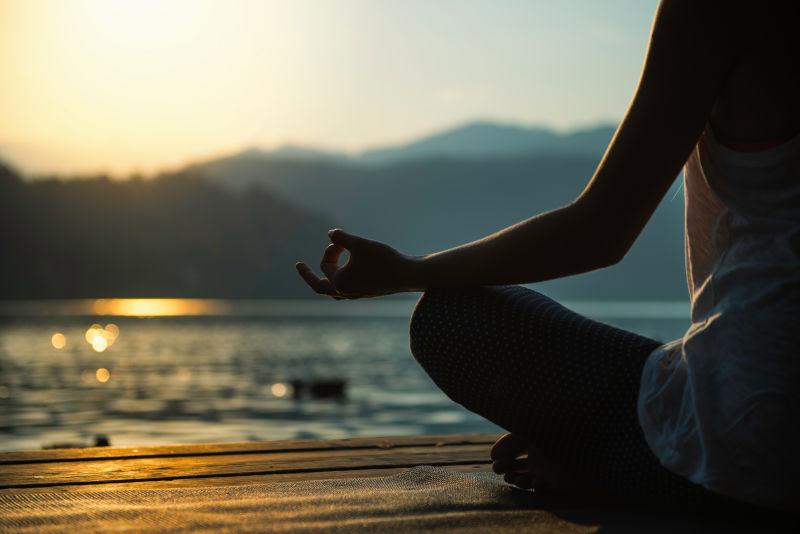 日落下坐在湖畔莲花的位置