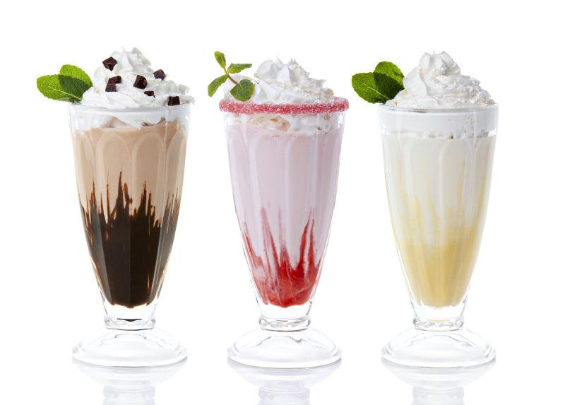 白色背景中的三杯奶昔