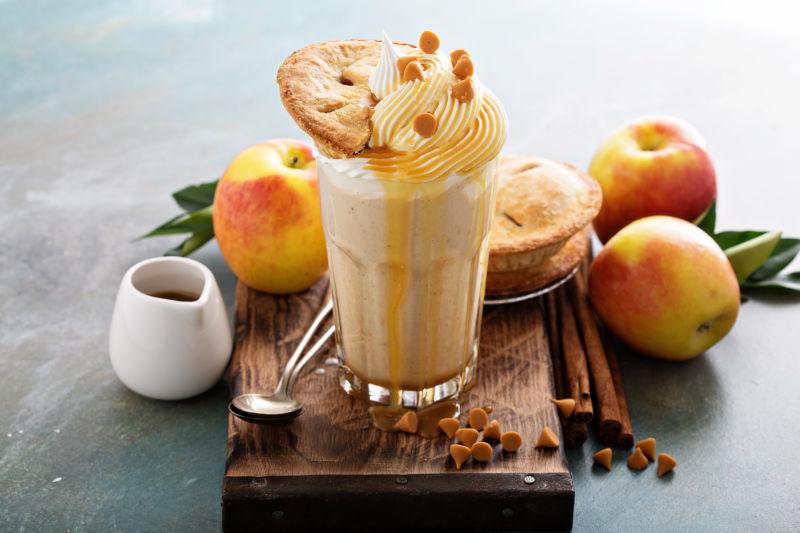 苹果派奶昔配奶油和焦糖糖浆