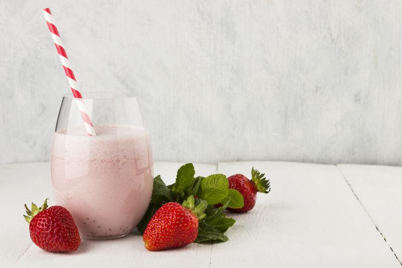 白色背景下的草莓奶昔