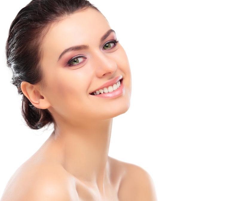 咧嘴微笑的美女