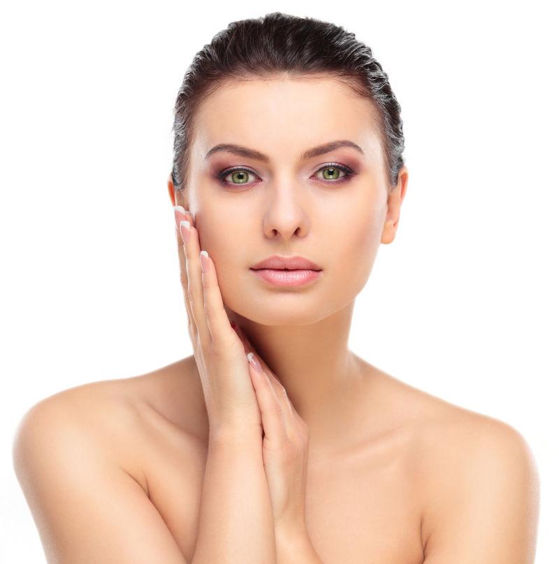 白色背景前的白种美女