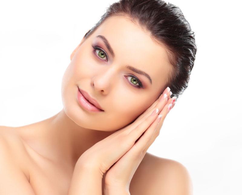 头枕着自己双手的美女