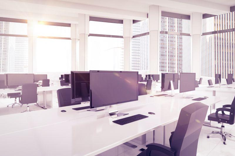 现代空旷的办公室电脑桌摆放