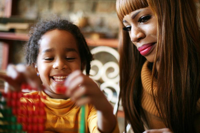 母亲教女儿使用珠算