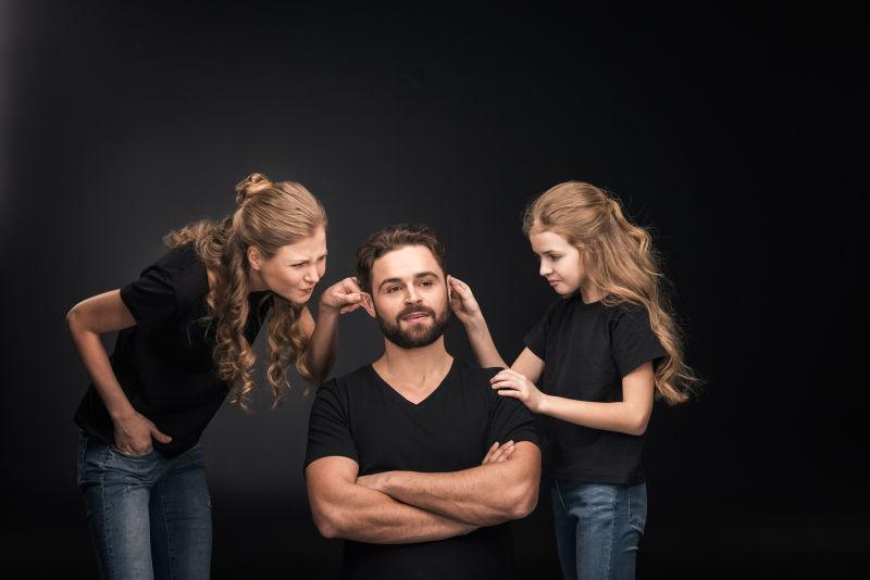 母女吵架父亲抱着黑色的手臂坐着