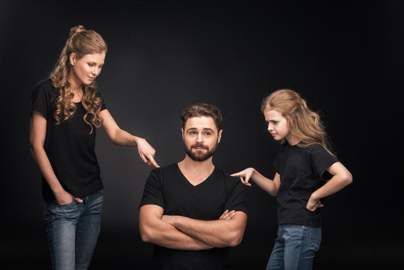 父亲抱着黑色的手臂坐着