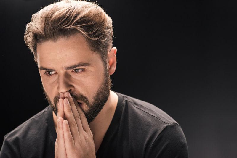 黑胡子的帅哥双手祈祷