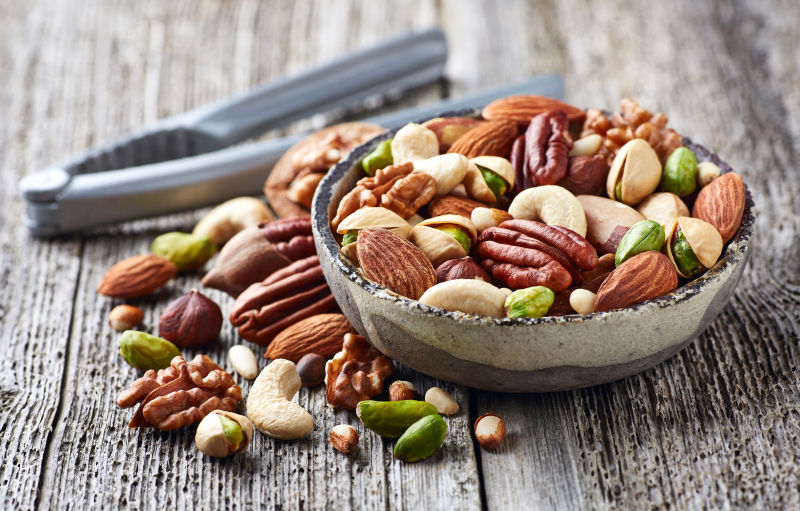 一碗坚果与核桃钳