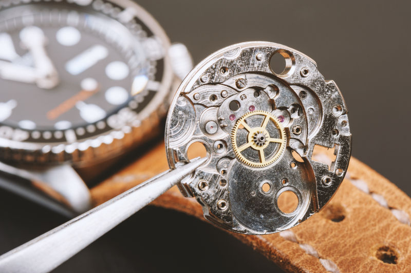 镊子夹着的手表零件