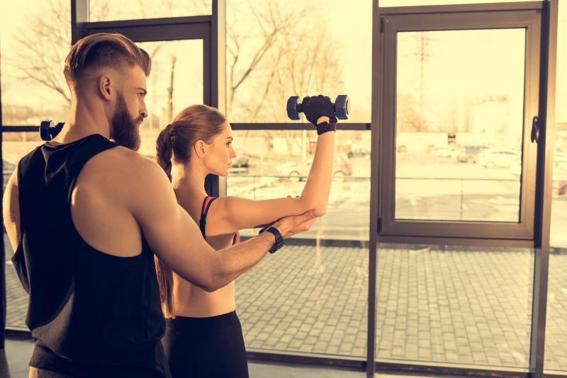 健身教练教女子健身