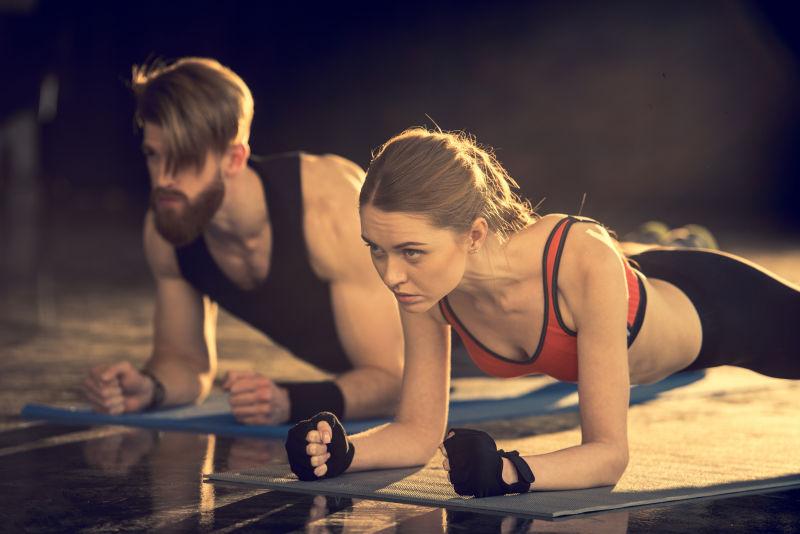两个年轻的健身男女