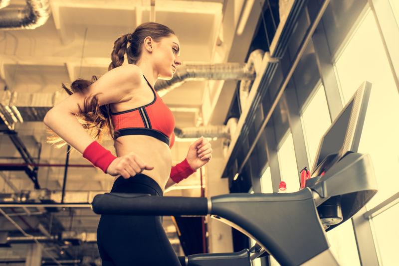 在跑步机上跑步健身的美女