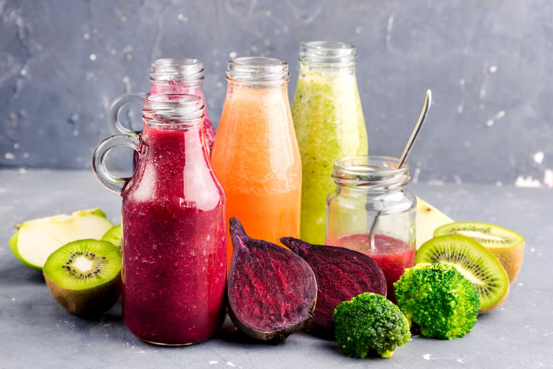 三杯水果冰沙与新鲜的水果