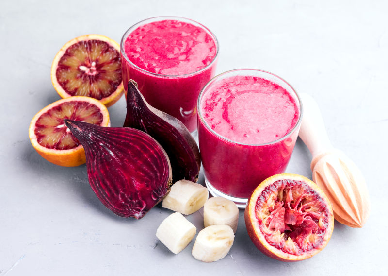 水果冰沙与新鲜的水果