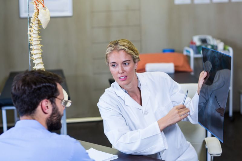 给病人看x光照的女医生