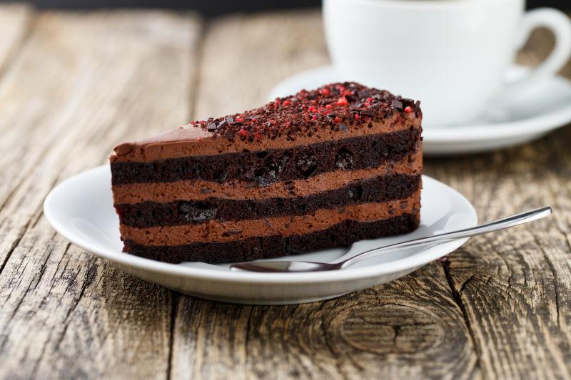 美味的素食巧克力蛋糕在木桌上