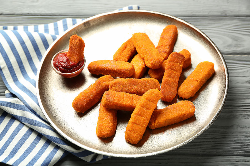 金属盘上的奶酪棒