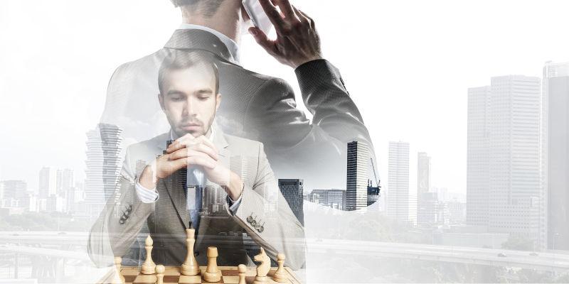 城市背景和认真的商人的双重曝光