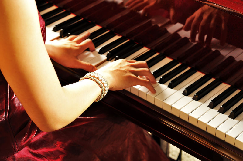 弹钢琴的女性手
