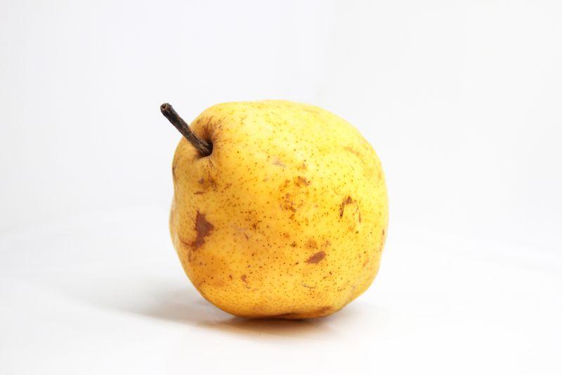 白色背景上的一只黄色的梨子