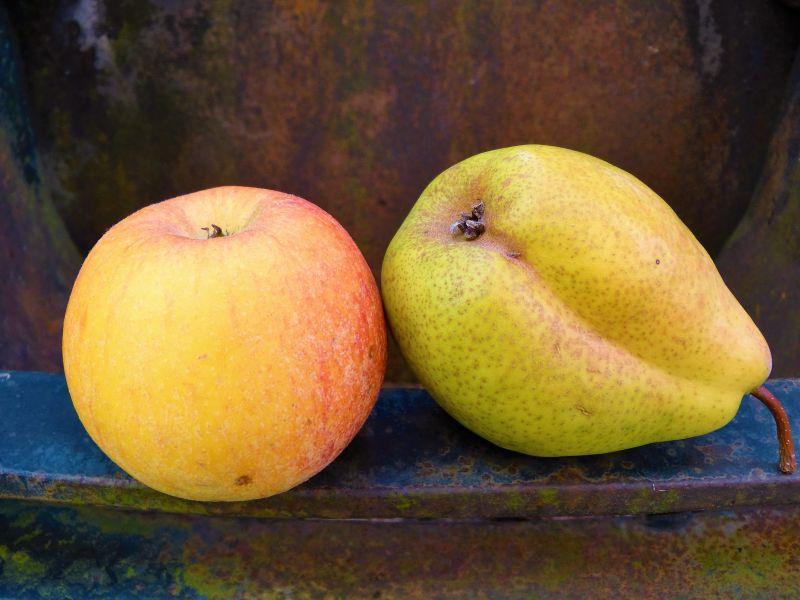 木桌上的梨子和苹果