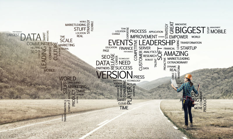 头戴安全帽的女性建筑师