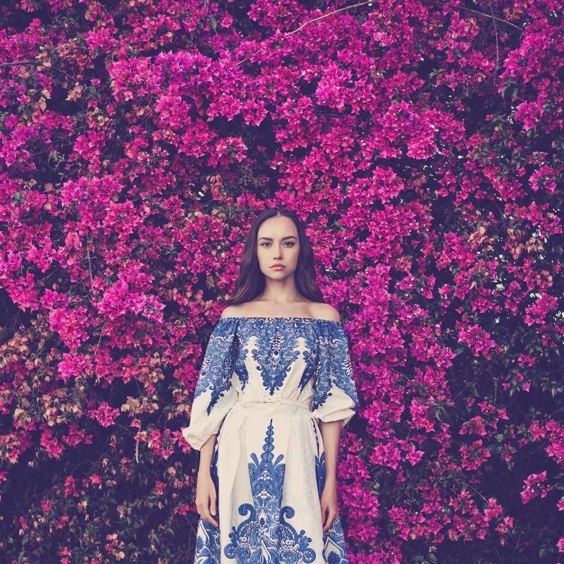 紫红色花墙前的美女