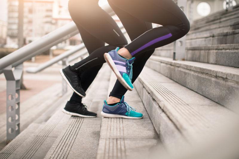 穿运动鞋的夫妇