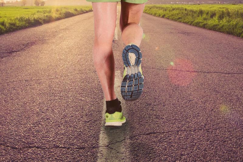 穿着运动鞋在户外跑步的男人