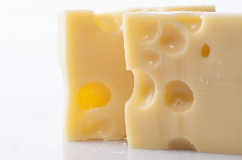 白色背景下的两块奶酪